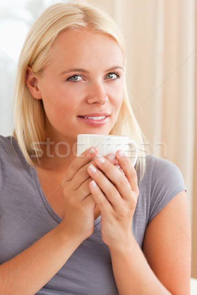 肖像 女子 坐在 榻 杯 商業照片 © wavebreak_media