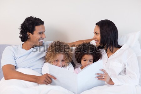 Fiatal család olvas történet hálószoba könyv Stock fotó © wavebreak_media