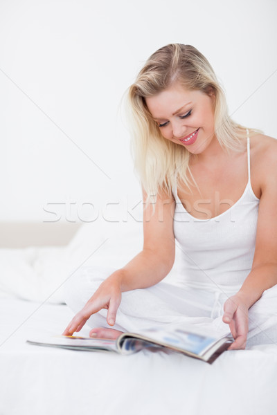 Foto stock: Lectura · revista · cama · femenino · dormitorio