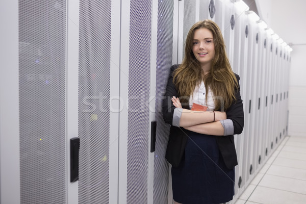 Sonriendo nina de trabajo almacenamiento de datos facilidad los brazos cruzados Foto stock © wavebreak_media