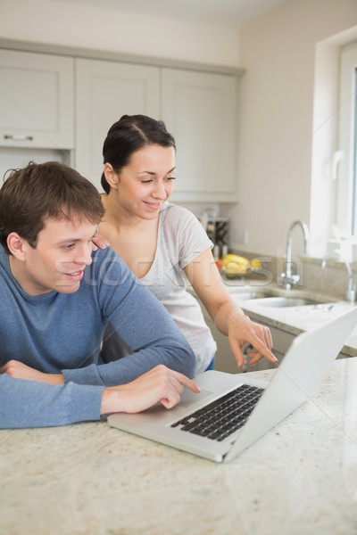 Foto d'archivio: Felice · Coppia · guardando · laptop · cucina · uomo