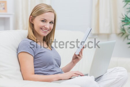 Stok fotoğraf: Kadın · dizüstü · bilgisayar · kullanıyorsanız · bakıyor · mutlu · kanepe · oturma · odası