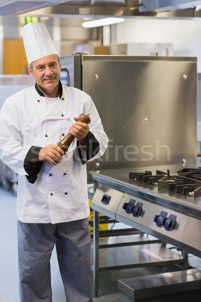 Mosolyog szakács tart borsdaráló konyha boldog Stock fotó © wavebreak_media