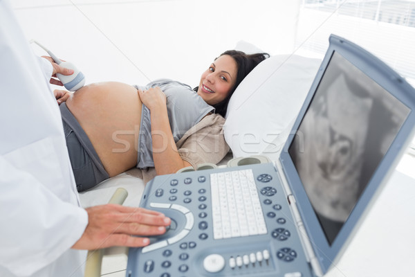 Médico ultra-som máquina médico do sexo masculino mulher grávida mulher Foto stock © wavebreak_media