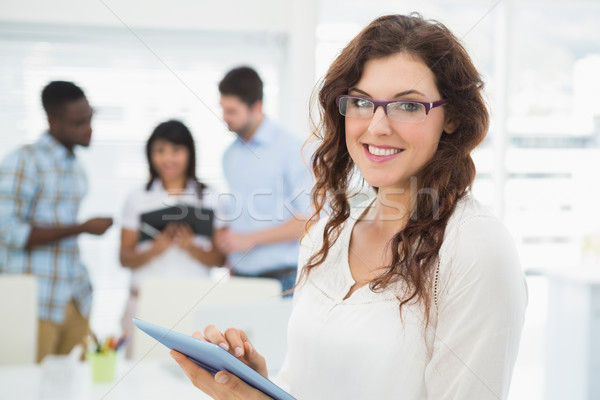 Foto stock: Sonriendo · mujer · de · negocios · colegas · detrás · feliz