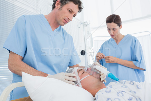 Imagine de stoc: Medici · masca · de · oxigen · intravenos · spital