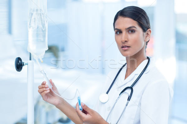 Nurse connecting an intravenous drip Stock photo © wavebreak_media