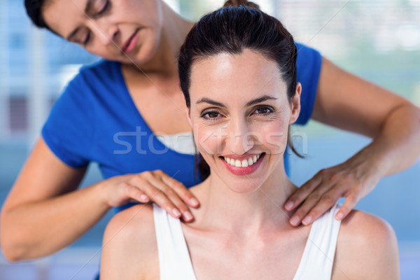 Foto stock: Terapeuta · de · volta · massagem · paciente · médico · escritório