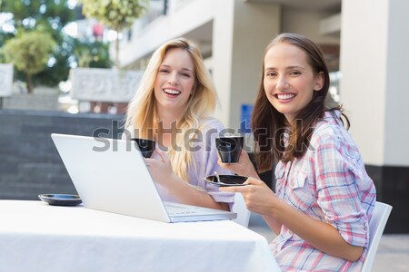 Stockfoto: Gelukkig · vrouwen · vrienden · glimlachend · camera