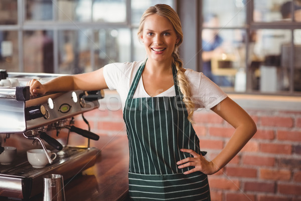 Joli barista regarder caméra portrait mains [[stock_photo]] © wavebreak_media