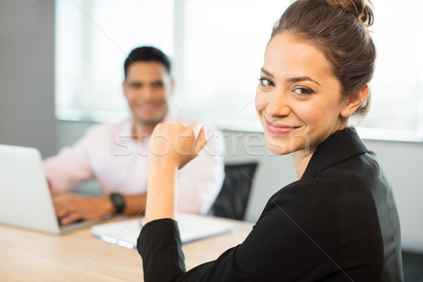 Retrato sorridente empresária sessão tabela colega Foto stock © wavebreak_media