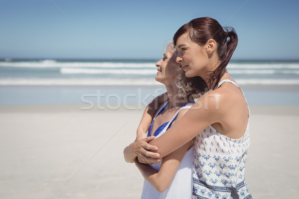 Vista lateral feliz mujer madre playa Foto stock © wavebreak_media