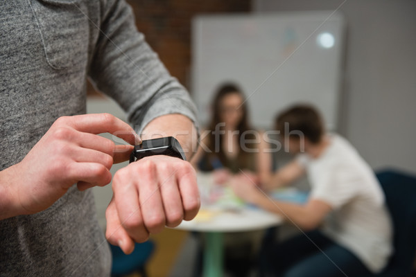 Mannelijke uitvoerende smart horloge kantoor vrouw Stockfoto © wavebreak_media