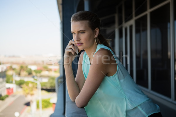 Mujer hablar teléfono móvil oficina balcón jóvenes Foto stock © wavebreak_media