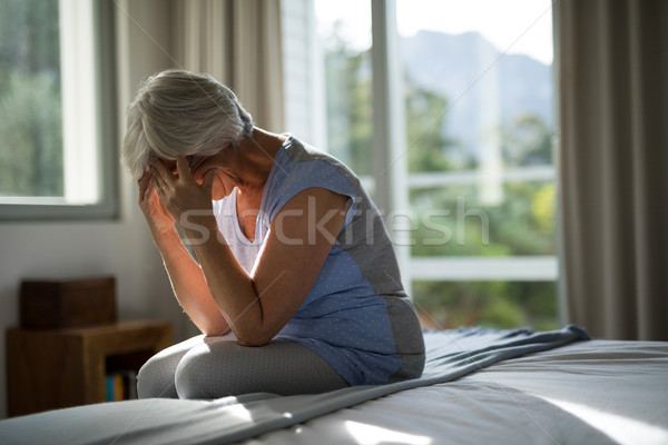 Gespannen senior vrouw vergadering bed slaapkamer Stockfoto © wavebreak_media