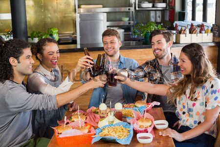 Jonge vrienden voedsel coffeeshop tabel Stockfoto © wavebreak_media