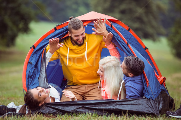 Glücklich Freunde Zelt Landschaft Mann grünen Stock foto © wavebreak_media