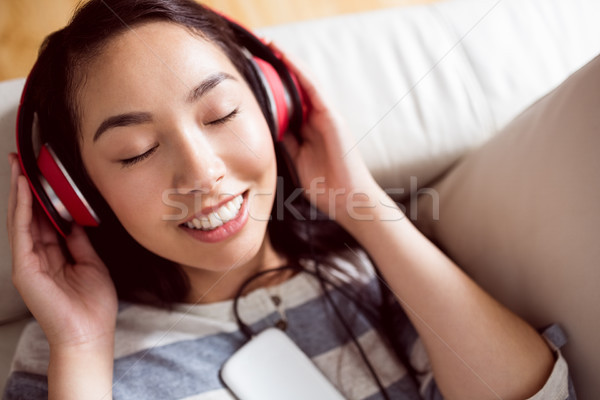商業照片: 微笑 · 亞洲的 · 女子 · 榻 · 聽音樂 · 家