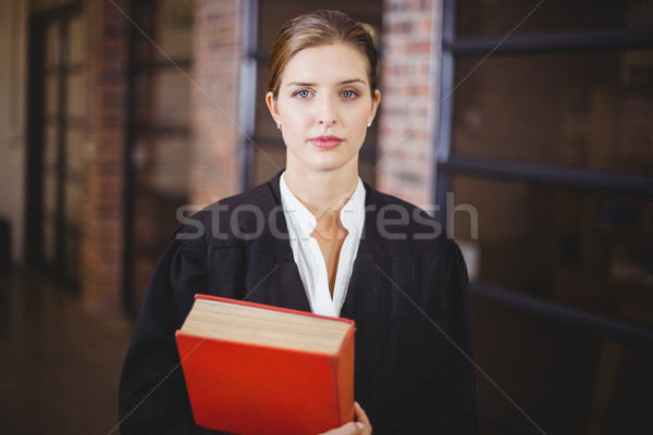 Femeie avocat carte în picioare birou portret Imagine de stoc © wavebreak_media