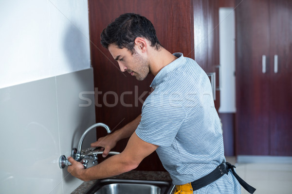 человека водопроводный кран ключа кухне домой Сток-фото © wavebreak_media