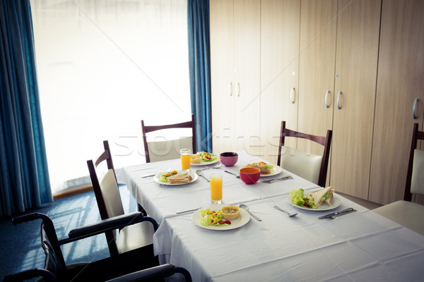 Mesa de jantar nenhum povo aposentadoria casa comida vidro Foto stock © wavebreak_media