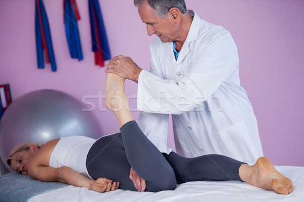 Bein Massage Frau Klinik professionelle männlich Stock foto © wavebreak_media