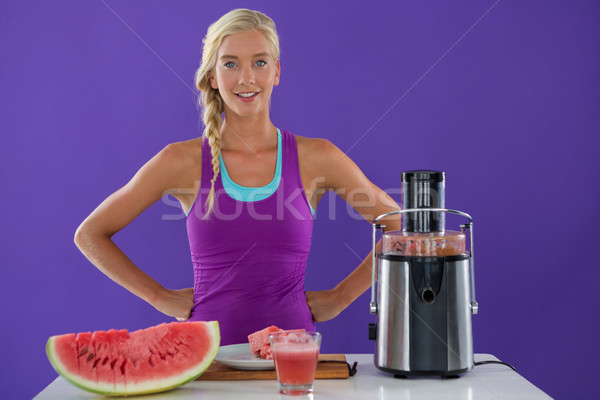 портрет улыбающаяся женщина Постоянный стороны бедро кухне Сток-фото © wavebreak_media