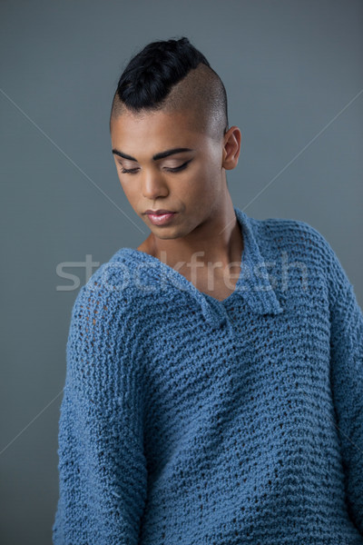 Stockfoto: Transgender · vrouw · naar · beneden · te · kijken · grijs · telefoon · stoel