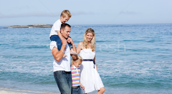 Animado familia caminando arena playa amor Foto stock © wavebreak_media