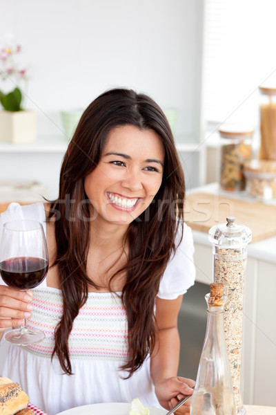 Erfreut Frau trinken Rotwein stehen Küche Stock foto © wavebreak_media