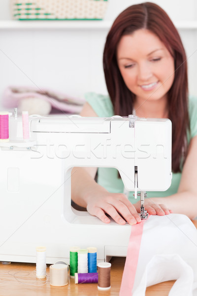 Foto stock: Mujer · la · máquina · de · coser · salón · trabajo · fondo
