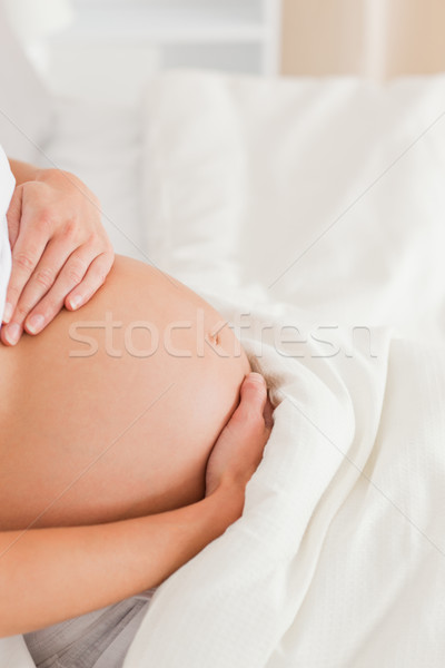 Foto stock: Jovem · mulher · grávida · cama · apartamento · mulher