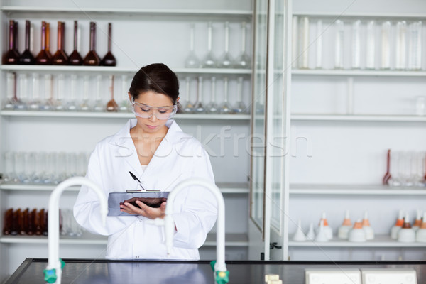 學生 科學 寫作 剪貼板 實驗室 女子 商業照片 © wavebreak_media