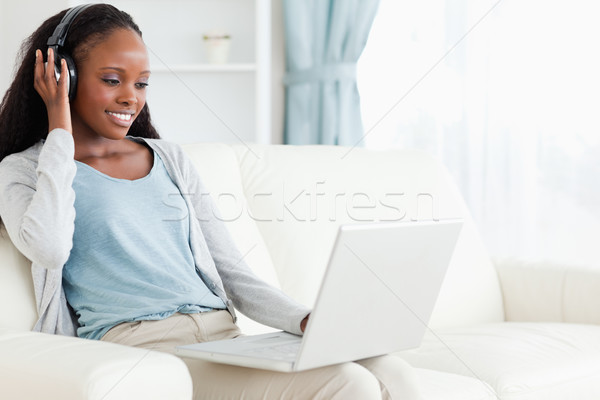 Donna sorridente ascoltare musica notebook musica internet felice Foto d'archivio © wavebreak_media