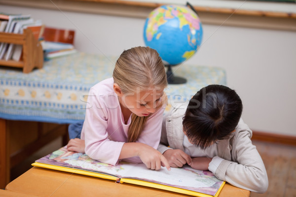 Schoolmeisjes lezing sprookje klas student notebook Stockfoto © wavebreak_media