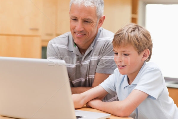 Stockfoto: Jongen · vader · notebook · keuken · internet · laptop