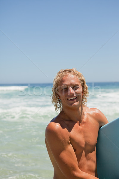 Młodych człowiek patrząc kamery uśmiechnięty Zdjęcia stock © wavebreak_media