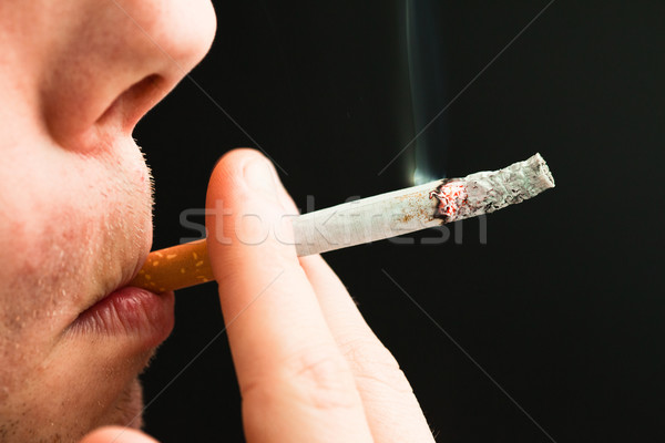 Homme fumer cigarette homme noir noir fumée [[stock_photo]] © wavebreak_media