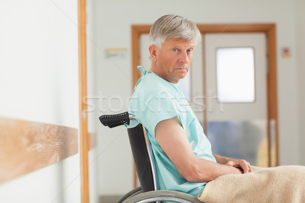 Foto stock: Homem · sessão · cadeira · de · rodas · olhando · câmera · hospital