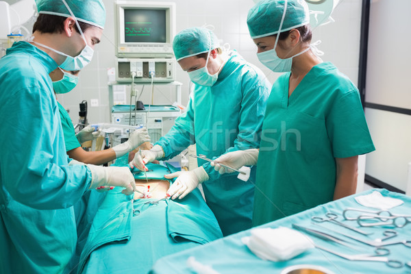 Cirujanos mirando paciente teatro médico hospital Foto stock © wavebreak_media