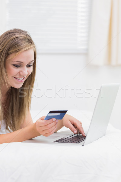 Alegre mujer compra sitio web tarjeta de crédito dormitorio Foto stock © wavebreak_media