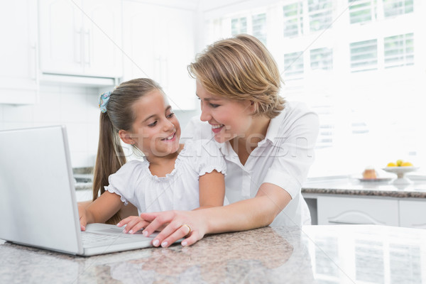 [[stock_photo]]: Mère · fille · utilisant · un · ordinateur · portable · maison · cuisine · ordinateur