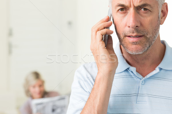 成熟的男人 手機 女子 閱讀 報紙 商業照片 © wavebreak_media