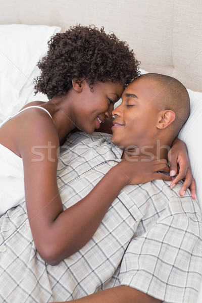 Intiem paar knuffelen bed home slaapkamer Stockfoto © wavebreak_media