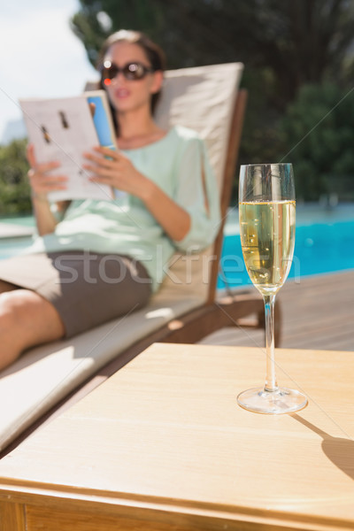 Mulher leitura livro piscina champanhe primeiro plano Foto stock © wavebreak_media