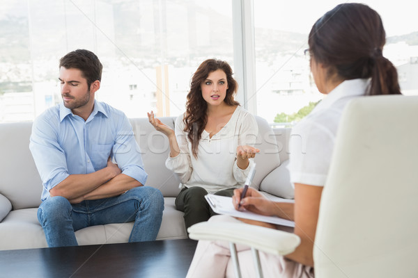 Foto stock: Pareja · terapeuta · oficina · escrito · sofá · femenino