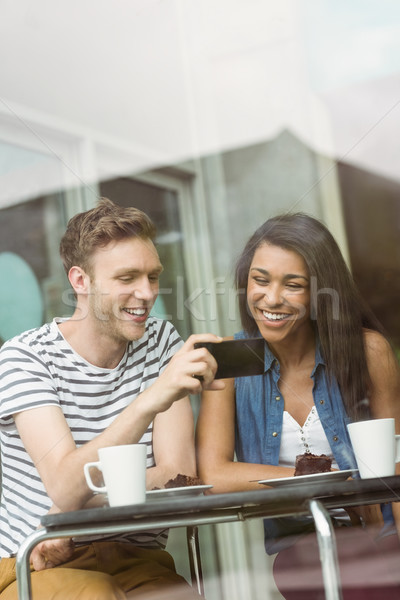 Foto stock: Sorridente · amigos · bolo · de · chocolate · café · universidade