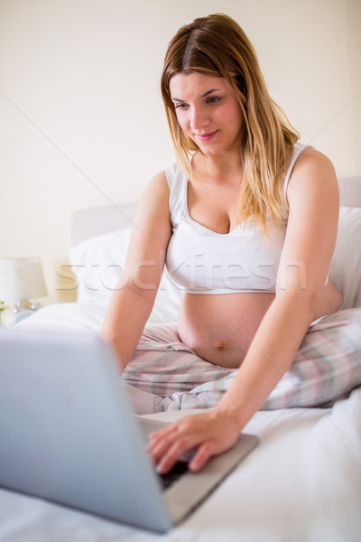 Stock fotó: Terhes · nő · laptopot · használ · számítógép · otthon · ház · boldog