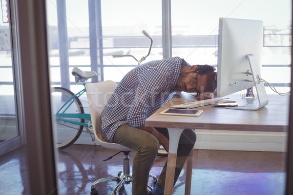 Müde Geschäftsmann Schreibtisch Glas Büro Technologie Stock foto © wavebreak_media