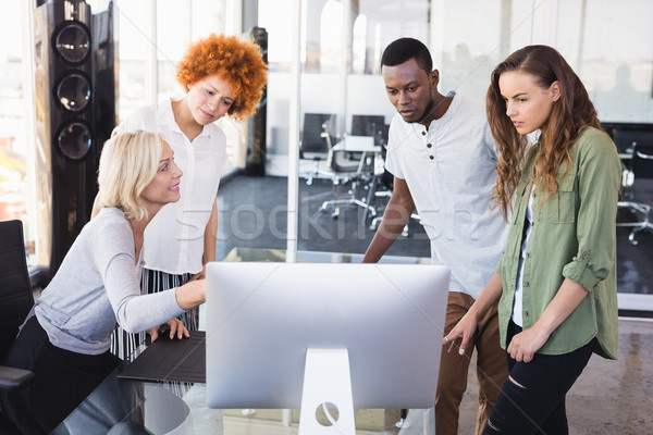 Volwassen zakenvrouw uitleggen collega's werken bureau Stockfoto © wavebreak_media